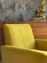 Load image into Gallery viewer, Retro Armchair