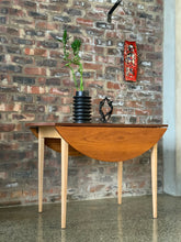 Load image into Gallery viewer, Teak round dropside table