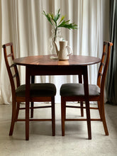 Load image into Gallery viewer, Vintage Round Table