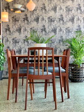 Load image into Gallery viewer, Mahogany dining room table