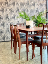 Load image into Gallery viewer, Mahogany dining room table
