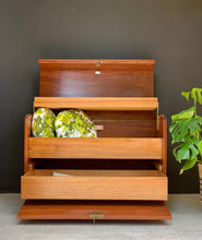 Load image into Gallery viewer, Vintage 'Camphor' Kist