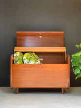 Load image into Gallery viewer, Vintage 'Camphor' Kist