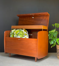 Load image into Gallery viewer, Vintage 'Camphor' Kist