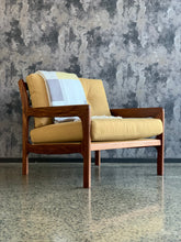 Load image into Gallery viewer, Novocraft Mid-Century Armchair