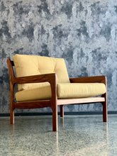 Load image into Gallery viewer, Novocraft Mid-Century Armchair