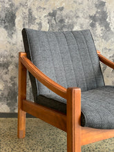 Load image into Gallery viewer, Retro Armchair
