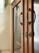 Load image into Gallery viewer, Vintage Display/Drinks Cabinet/Bookshelf