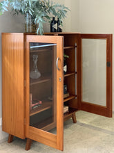 Load image into Gallery viewer, Vintage Display/Drinks Cabinet/Bookshelf