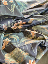 Load image into Gallery viewer, Vintage Table Cloth