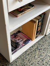 Load image into Gallery viewer, Pair of vintage pedestals