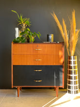 Load image into Gallery viewer, Retro Chest
