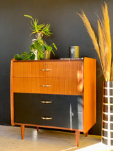 Load image into Gallery viewer, Retro Chest