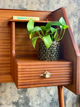 Load image into Gallery viewer, Retro Headboard