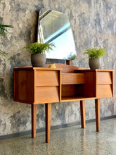 Load image into Gallery viewer, Retro dresser with 3 small drawers