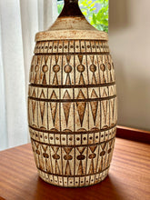 Load image into Gallery viewer, Vintage Resin Table Lamp