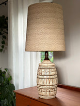 Load image into Gallery viewer, Vintage Resin Table Lamp