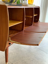 Load image into Gallery viewer, Retro Sideboard