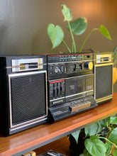 Load image into Gallery viewer, Vintage Radio