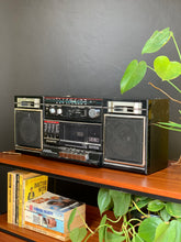 Load image into Gallery viewer, Vintage Radio