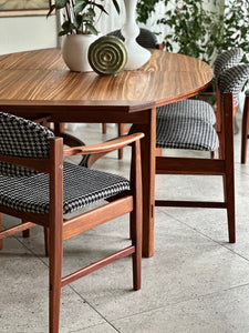 Exquisite Kallenbach Extendable Table & Eight Dining Chairs