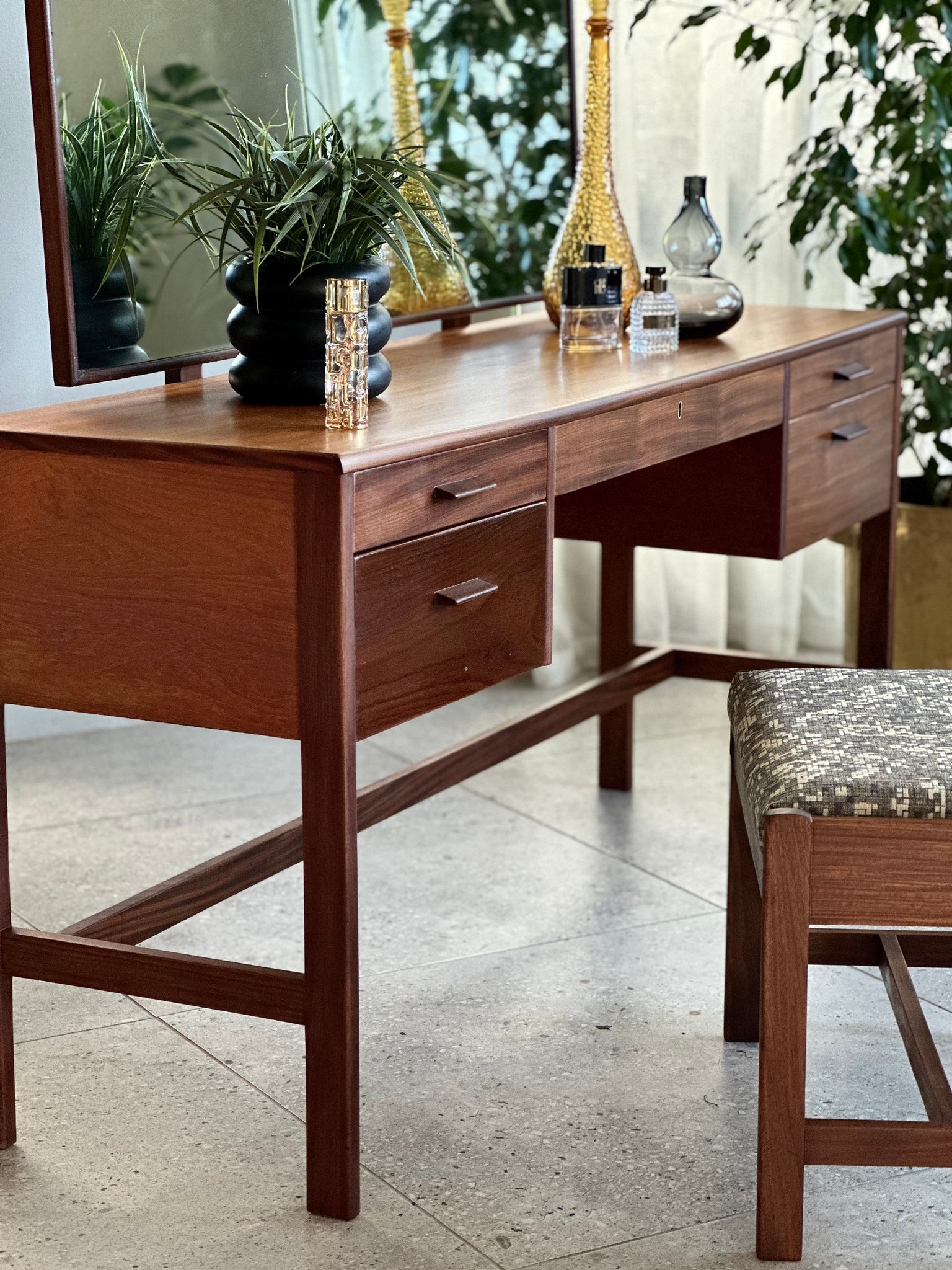 Scandinavian-Style Dresser | Vanity & Stool RE-TREND Scandinavian-Style Dresser | Vanity & Stool RE-TREND