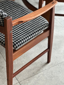 Exquisite Kallenbach Extendable Table & Eight Dining Chairs