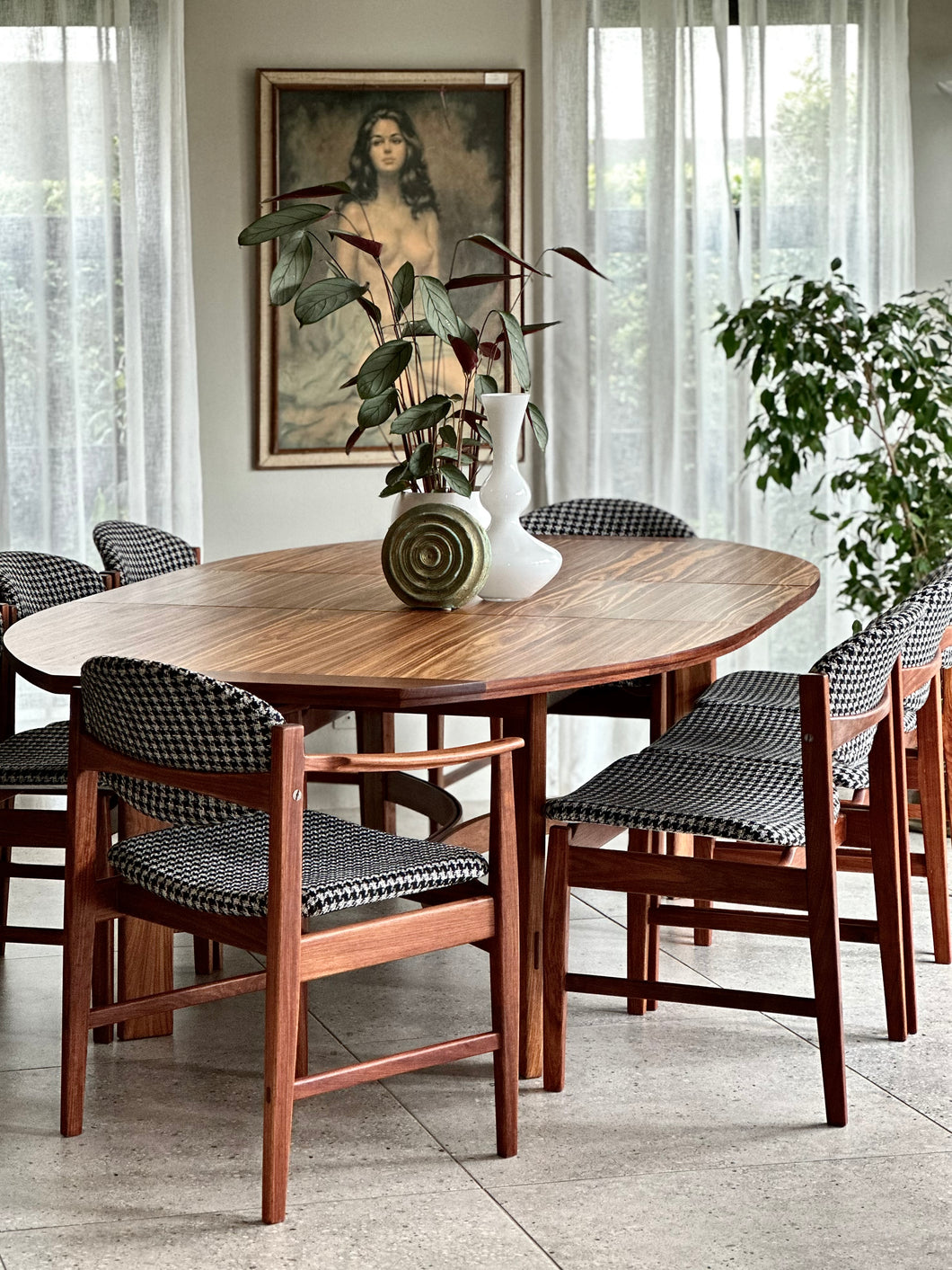 Exquisite Kallenbach Extendable Table & Eight Dining Chairs