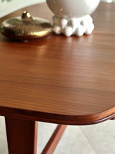Load image into Gallery viewer, Extendable Dining Table by Novocraft Furniture
