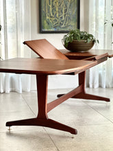 Load image into Gallery viewer, Larger Extendable Dining Table
