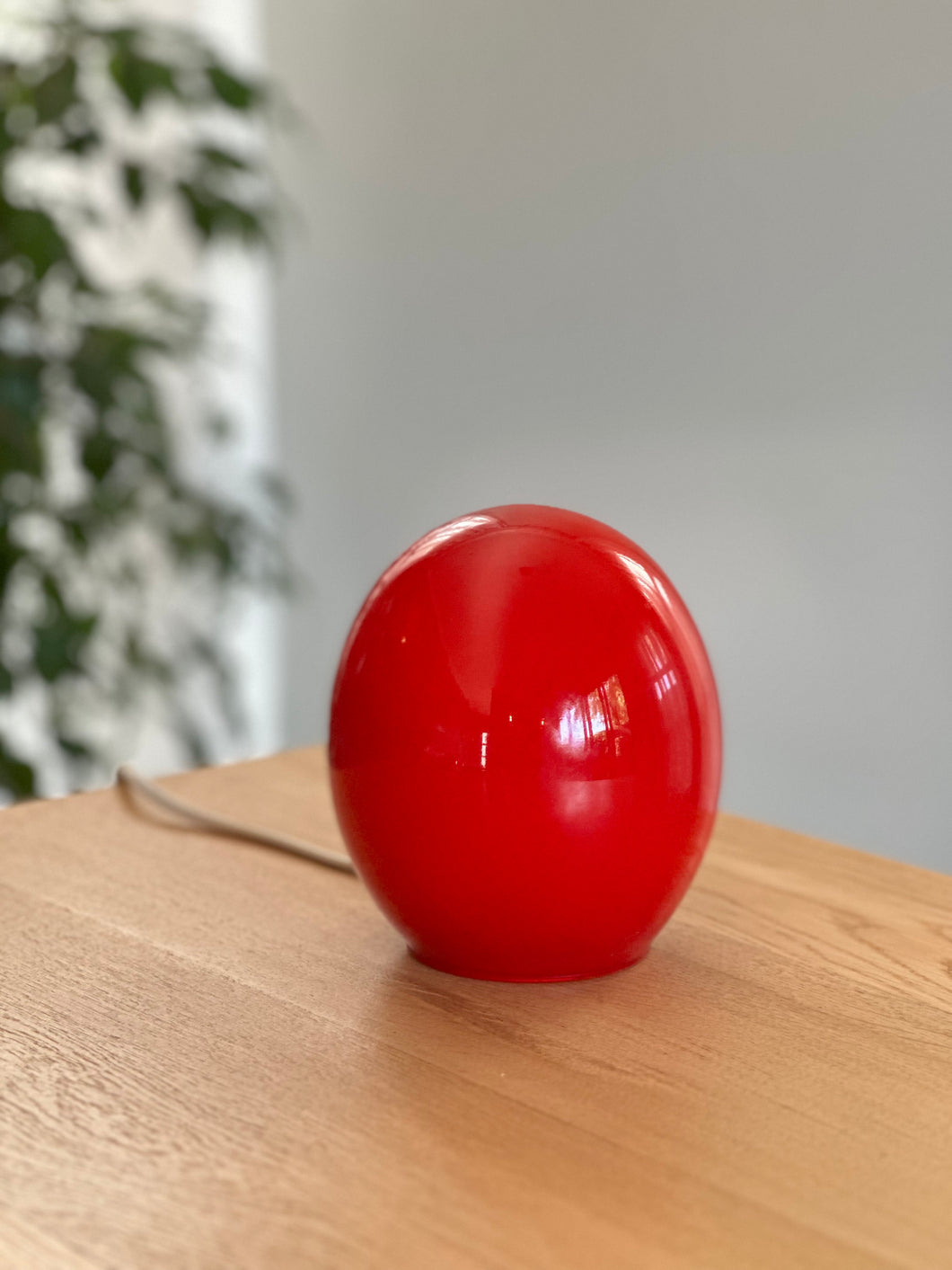 Retro Egg-Shaped Table Lamp