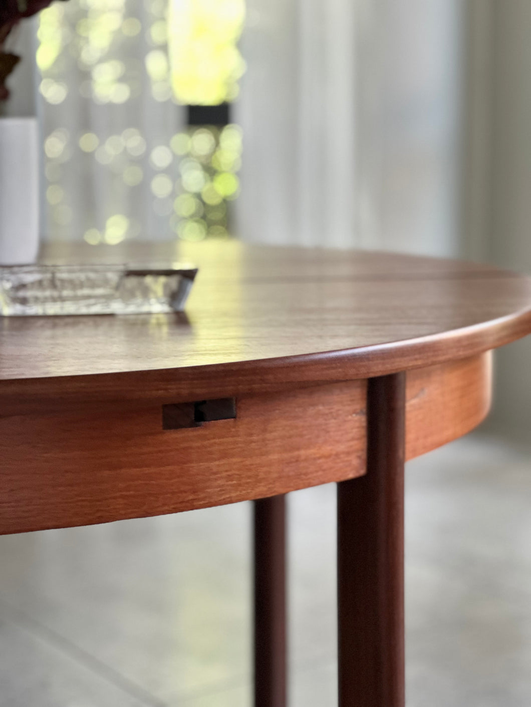 Round Mid-Century Extendable Dining Table