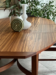 Exquisite Kallenbach Extendable Table & Eight Dining Chairs