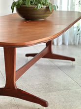 Load image into Gallery viewer, Larger Extendable Dining Table
