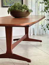 Load image into Gallery viewer, Larger Extendable Dining Table
