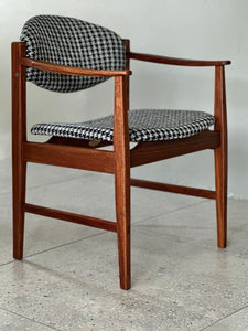 Exquisite Kallenbach Extendable Table & Eight Dining Chairs