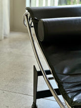 Load image into Gallery viewer, LC4 Chaise Longue |
After the 1928 original by Le Corbusier, Pierre Jeanneret &amp; Charlotte Perriand
