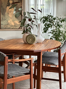 Exquisite Kallenbach Extendable Table & Eight Dining Chairs