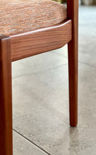 Load image into Gallery viewer, DS Vorster Round Extendable Table &amp; Six Matching Chairs
