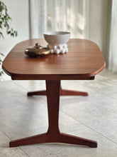 Load image into Gallery viewer, Extendable Dining Table by Novocraft Furniture
