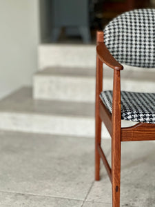 Exquisite Kallenbach Extendable Table & Eight Dining Chairs