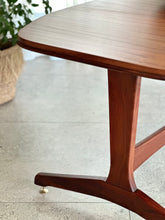 Load image into Gallery viewer, Larger Extendable Dining Table
