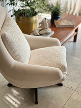 Load image into Gallery viewer, Comfortable Swivel Lounge Chair
