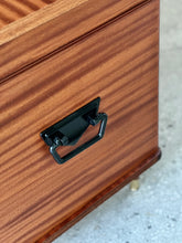 Load image into Gallery viewer, Retro Storage Kist
