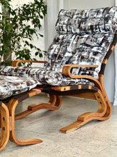 Load image into Gallery viewer, Scandinavian Style Lounge Chair &amp; Ottoman
