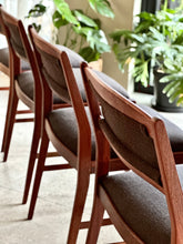 Load image into Gallery viewer, Dining Room Set - Round Table &amp; Six Chairs
