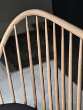 Load image into Gallery viewer, Spindle-Back Two Seater Settee
