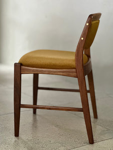Round Dining Table with Six Matching Chairs
