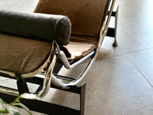 Load image into Gallery viewer, LC4 | Le Corbusier Chaise Longue in Bovine Leather |
After the 1928 original by Le Corbusier, Pierre Jeanneret &amp; Charlotte Perriand
