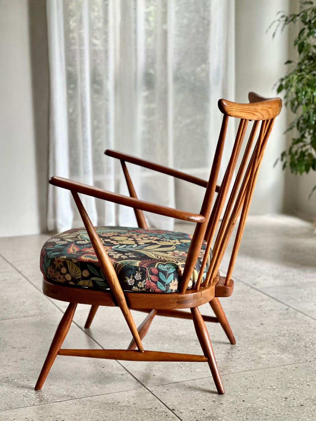 Lubis Armchair - Classic Refinement